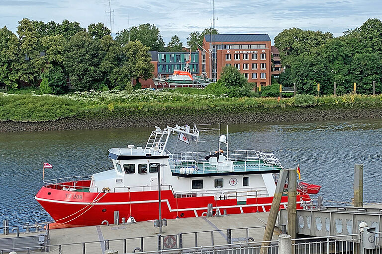 Seenotrettungskreuzer im Einsatz auf der Elbe
