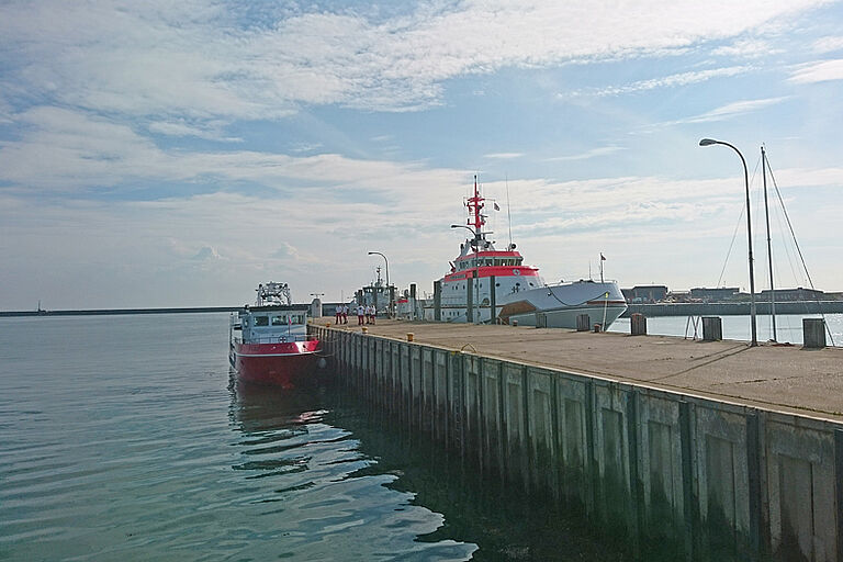 Zwei Seenotrettungskreuzer, die an einem Dock angelegt sind